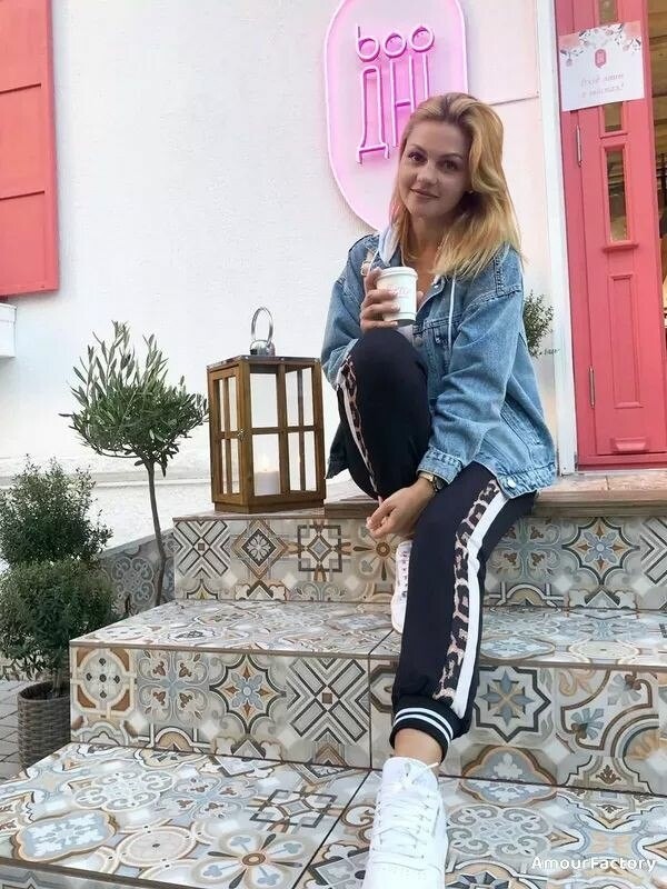 Anna, 32