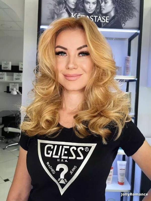 Nikoletta, 37