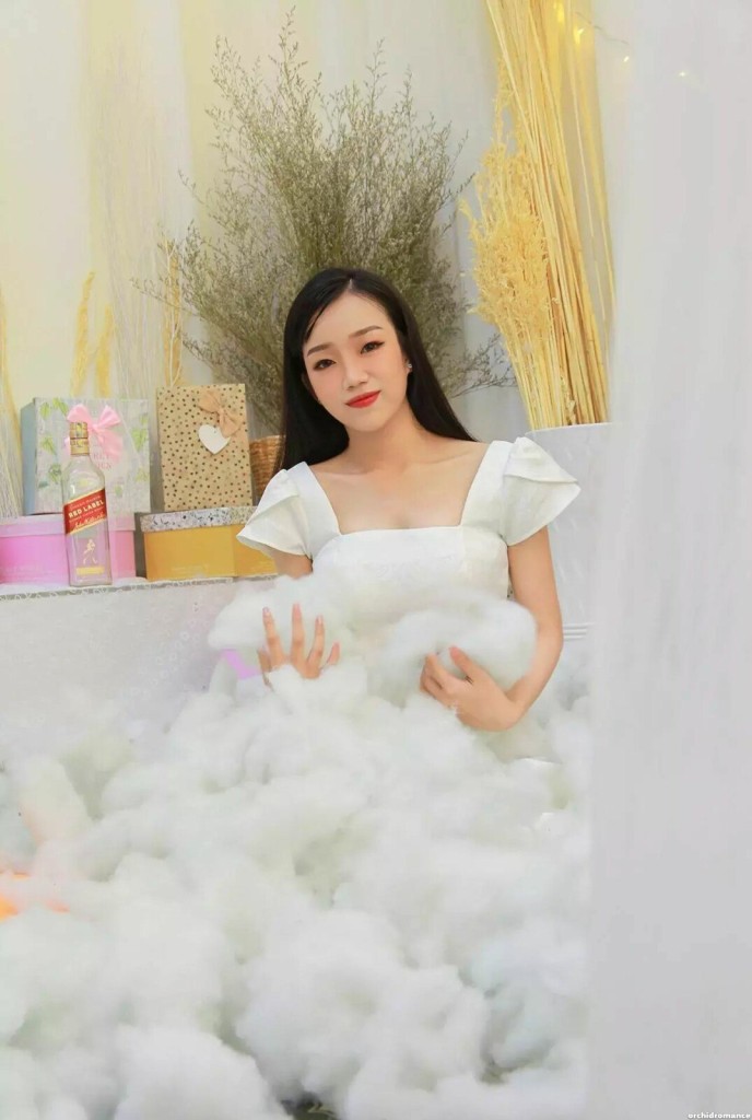 Daphne, 24
